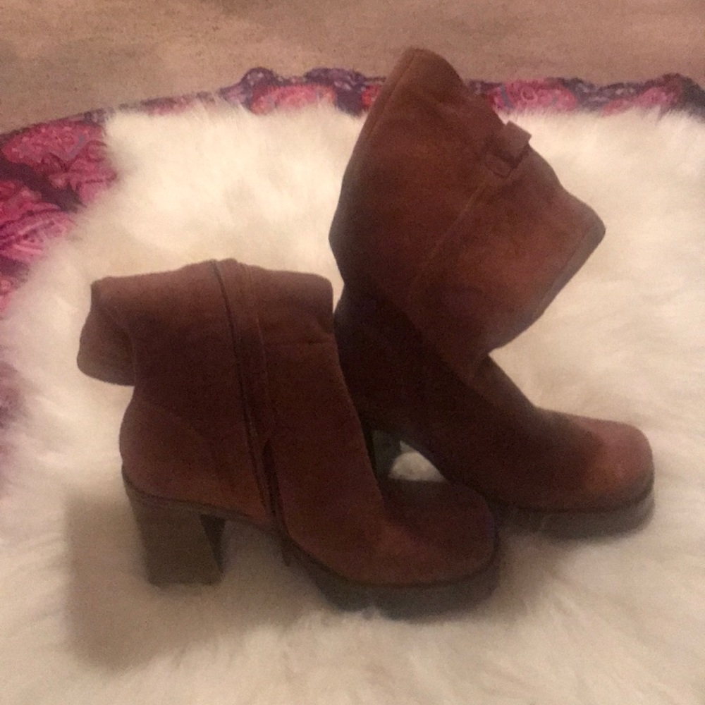 Chunky heel zip up boots